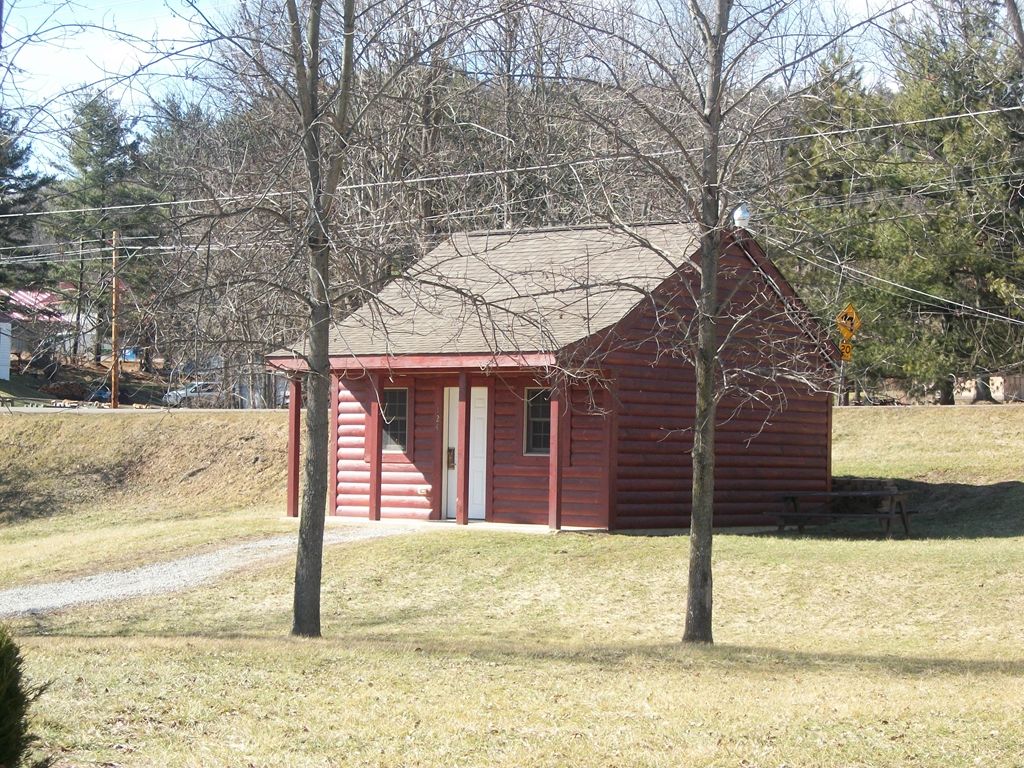 Mohican Little Brown Inn Loudonville Bagian luar foto